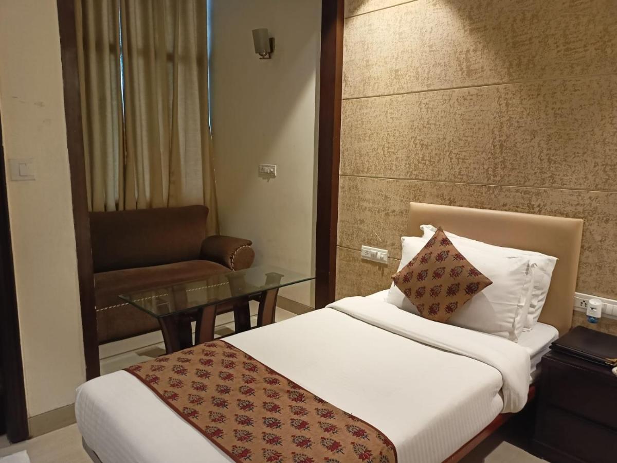Cosy Grand, Chanakyapuri By The Cosy Hotels Nuova Delhi Esterno foto