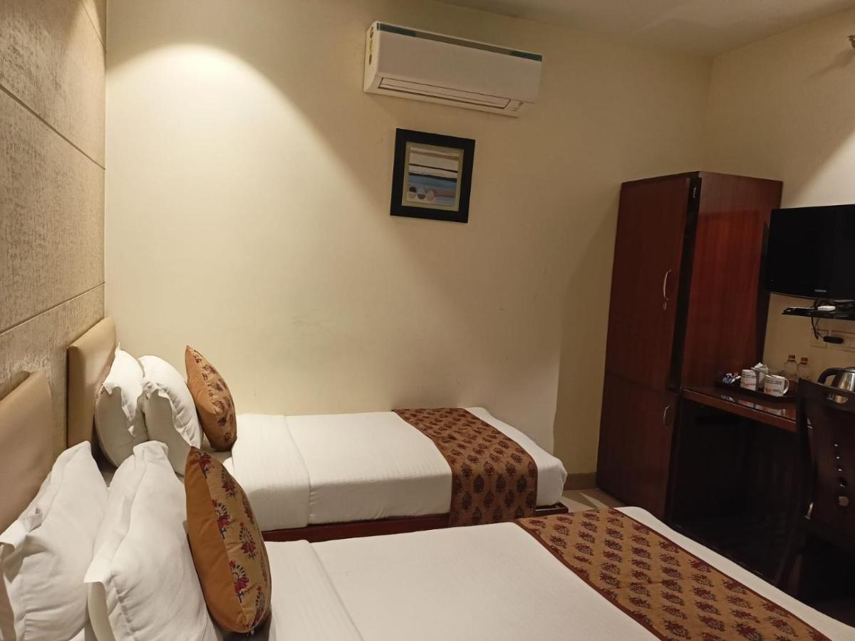 Cosy Grand, Chanakyapuri By The Cosy Hotels Nuova Delhi Esterno foto