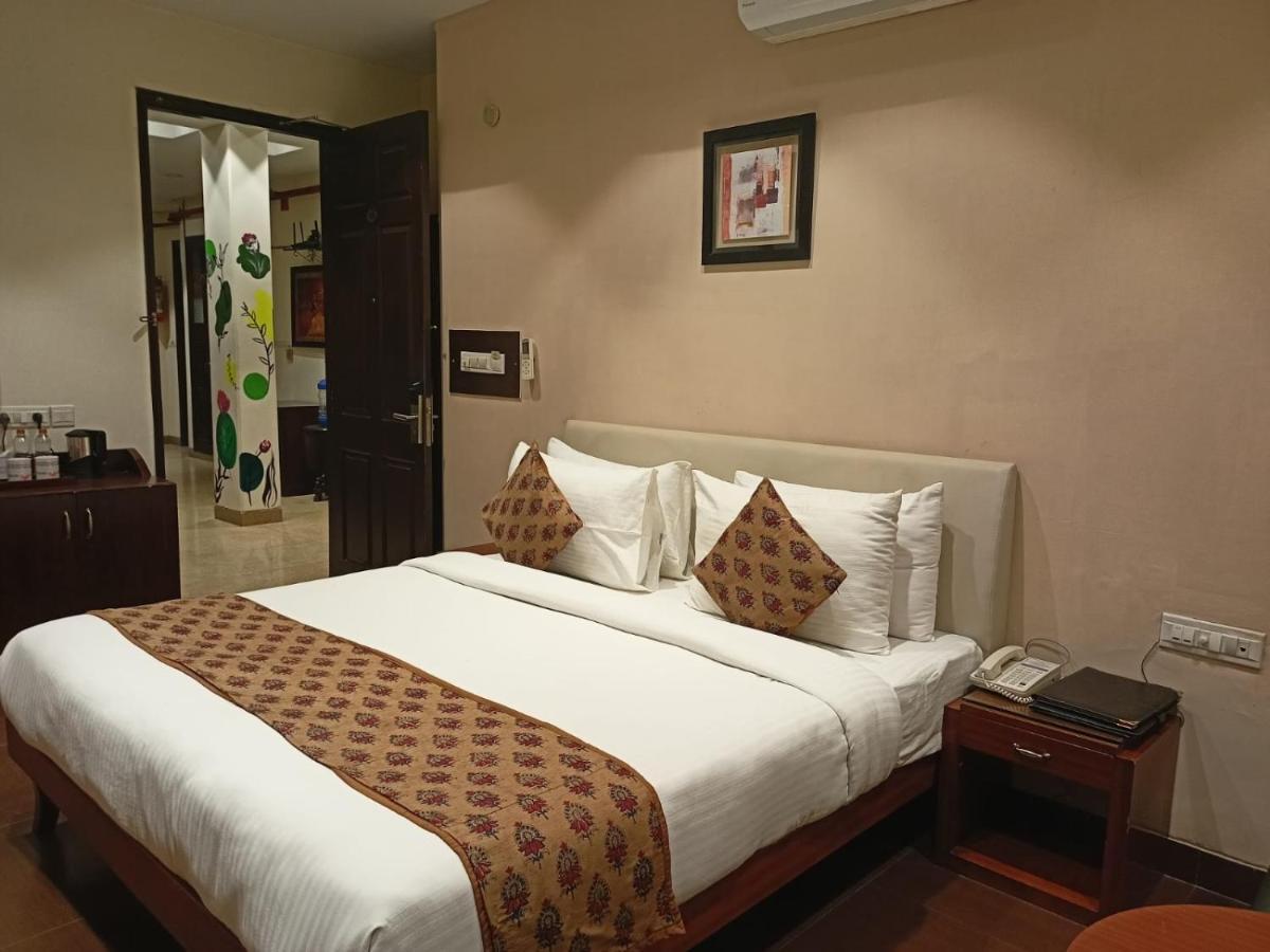 Cosy Grand, Chanakyapuri By The Cosy Hotels Nuova Delhi Esterno foto
