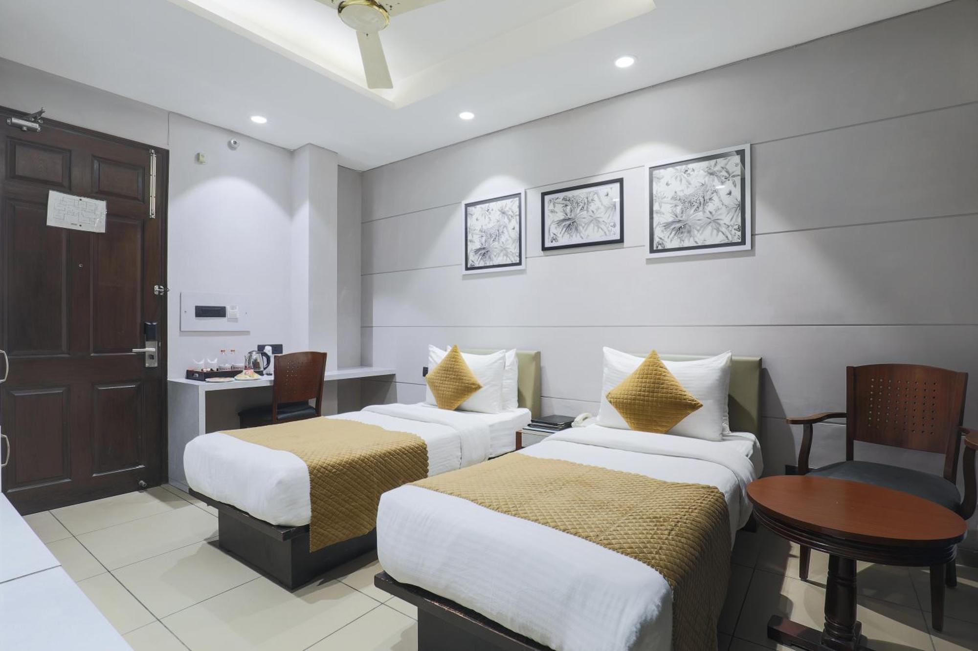 Cosy Grand, Chanakyapuri By The Cosy Hotels Nuova Delhi Esterno foto