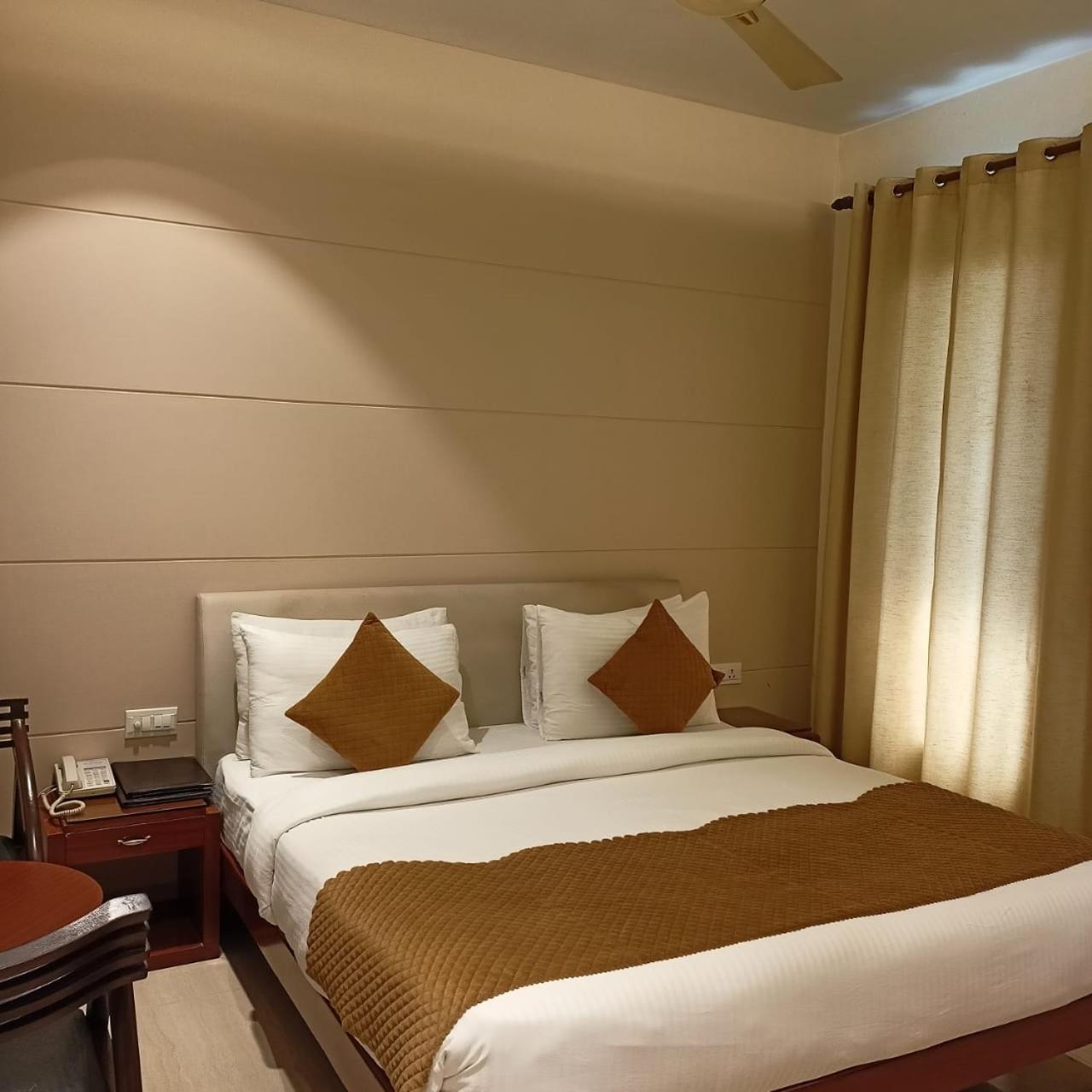 Cosy Grand, Chanakyapuri By The Cosy Hotels Nuova Delhi Esterno foto