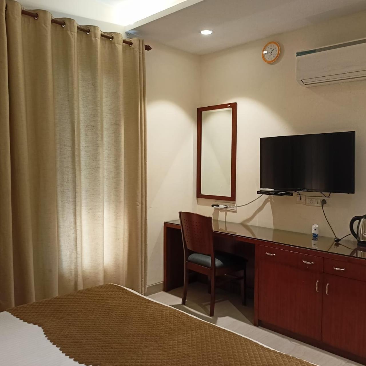 Cosy Grand, Chanakyapuri By The Cosy Hotels Nuova Delhi Esterno foto
